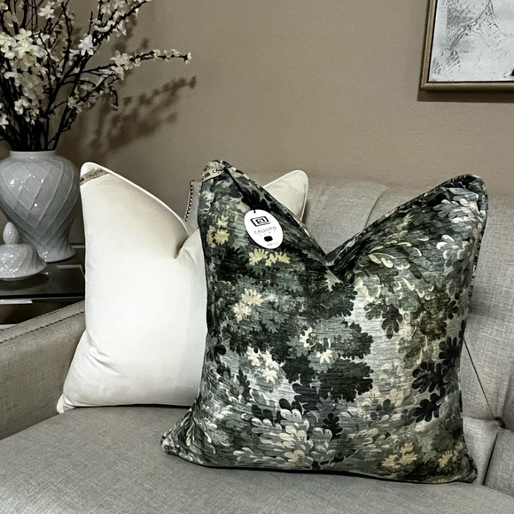 1-NWT CALLISTO HOME VELVET FLORAL DESIGN DECORATIVE PILLOW - Picture 6 of 13